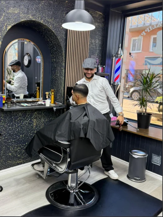 Ahmad arbetar vid barberarstolen i Tvillingklippets salong